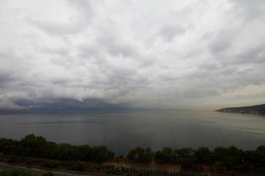 Gölde gün batımı. Güzel günbatımı doğası. Akşam manzarası. Gölün üzerindeki bulutlar. Gün batımında ufuk çizgisi. Deniz, gün batımında göl. Nehirdeki dalgalar.