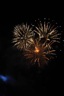 Kutlama ve havai fişekler. Siyah arkaplan. 