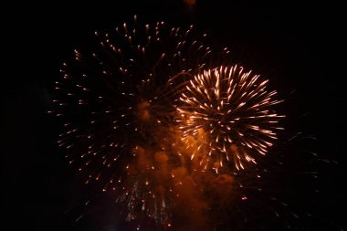 Kutlama ve havai fişekler. Siyah arkaplan. 