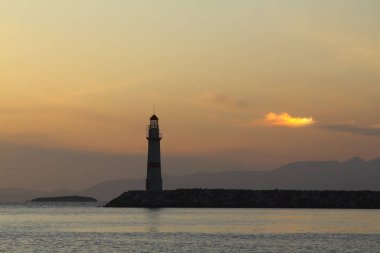 Gün batımında deniz manzarası. Sahildeki deniz feneri. Deniz kenti Turgutreis ve muhteşem gün batımları