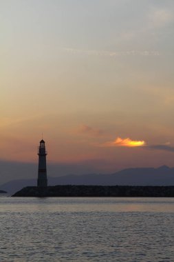 Gün batımında deniz manzarası. Sahildeki deniz feneri. Deniz kenti Turgutreis ve muhteşem gün batımları