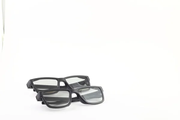 映画用の3Dメガネ2組 3Dで映画を見る 白い背景に黒いメガネ — ストック写真