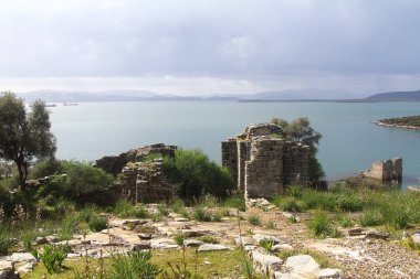 Bodrum yakınlarındaki Ege Denizi üzerindeki Iasos Türkiye 'deki şatonun yıkılması ve restore edilmesi