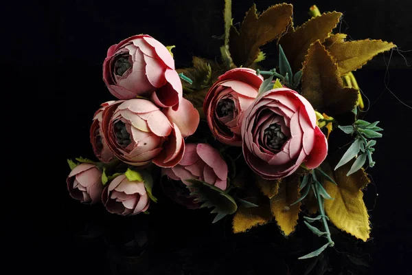 Karanlık bir arka planda bir gül buketi, bayram hediyesi, yakın plan.