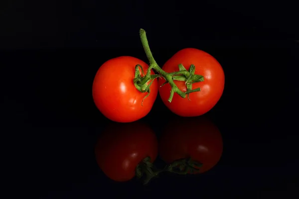 물방울등검은 배경에서 토마토 — 스톡 사진