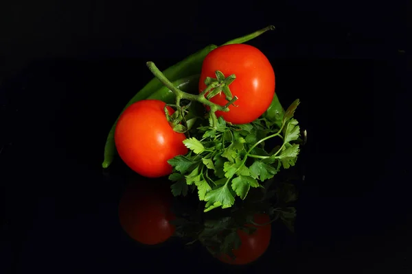 Pimientos Aislados Jugosos Tomates Cherry Backgorund Negro — Foto de Stock