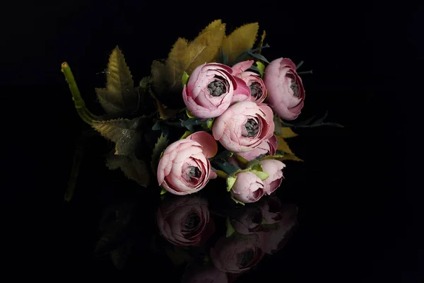 Karanlık bir arka planda bir gül buketi, bayram hediyesi, yakın plan.