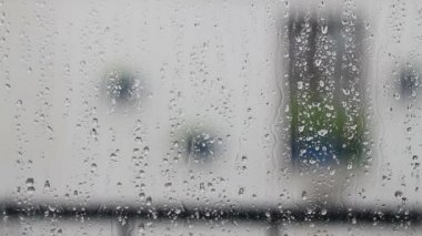 Cam üzerinde su damlacıkları yakın çekim, yağmur Rain, git away. Büyük yağmur damlaları bir yaz duş sırasında bir pencere bölmesi grev.