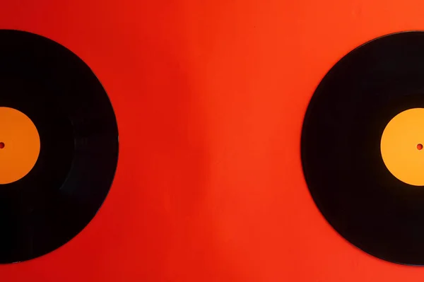 Kırmızı Arka Planda Plak Kaydı Retro Tarzı Üst Görünüm — Stok fotoğraf