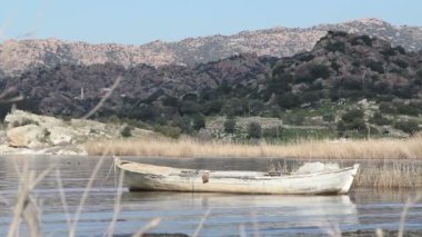 Gölün üzerindeki baraj. Mugla, Türkiye