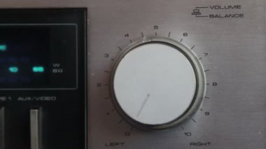 Ev müzik setinin ses düğmesini kapatıyorum.