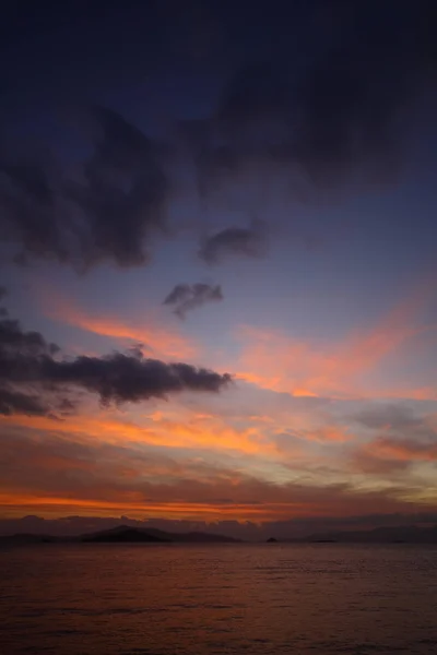 ボドルムの海辺の町と壮大な夕日 トルコのムグラ — ストック写真