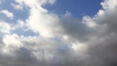 4k zaman atlaması bulutlu güzel mavi gökyüzü..