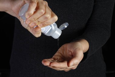 COVID-19 Pandemic Coronavirus kadın elleri, Novel Coronavirus (2019-nCoV) ya da Wuhan Coronavirus 'a karşı çamaşır yıkama jeli temizleyici jel kullanmaktadır. Antiseptik, Hijyen ve Sağlık Konsepti