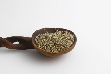 tahta kaşık beyaz arka plan üzerinde izole kekik ot