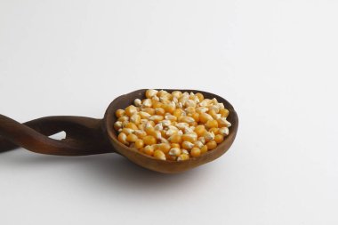 Beyaz arka planda izole ahşap kaşık tatlı Mısır