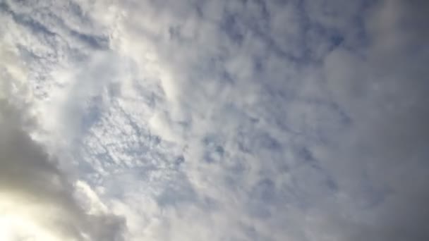 4千次掠过美丽的蓝天 云彩映入眼帘 — 图库视频影像