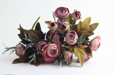 Beyaz arka planda güller ve Gerbera çiçekleri. Çiçek süslemesi