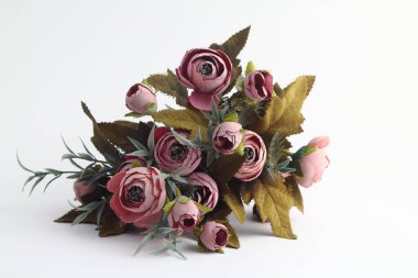 Beyaz arka planda güller ve Gerbera çiçekleri. Çiçek süslemesi