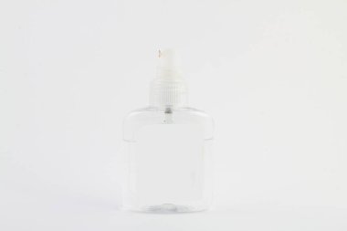 Beyaz arka planda izole edilmiş bir şişe antiseptik antibakteriyel dezenfektan. Coronavirus koruması