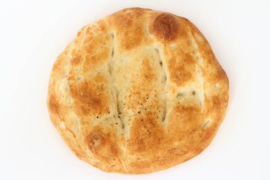 Beyaz zemin üzerinde izole edilmiş Türk ramazan pita ekmeği