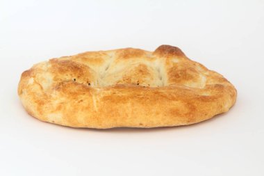 Beyaz zemin üzerinde izole edilmiş Türk ramazan pita ekmeği