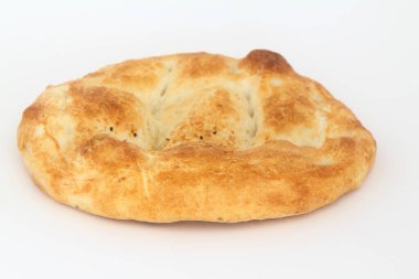 Beyaz zemin üzerinde izole edilmiş Türk ramazan pita ekmeği