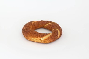Simit, yaygın olarak Türk simidi olarak bilinir, beyaz arka planda.