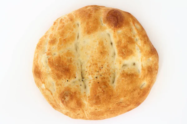 Beyaz zemin üzerinde izole edilmiş Türk ramazan pita ekmeği