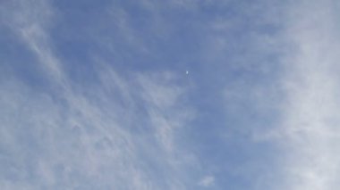 Gündüz vakti mavi gökyüzüne karşı ay