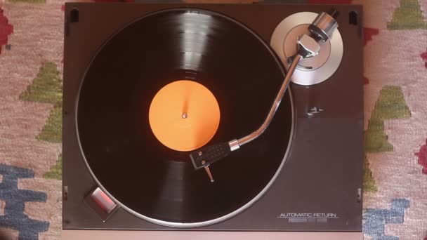Старая Виниловая Пластинка Обрезкой Пути Turntable Vinyl Record Playing Top — стоковое видео