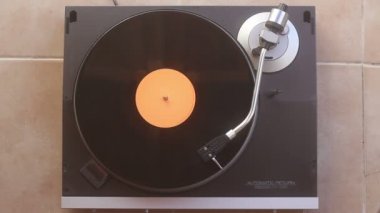 Kırpma yolu olan eski bir plak plağı. Vinil Kayıt, Çalma, Top View ile DJ Turntable