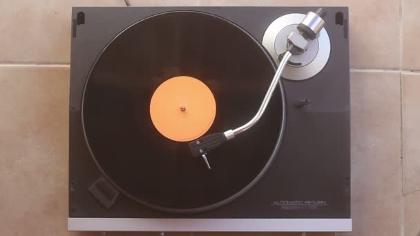 Old Vinyl Record Clipping Path Turntable Vinyl Record Playing Top — Stock Video