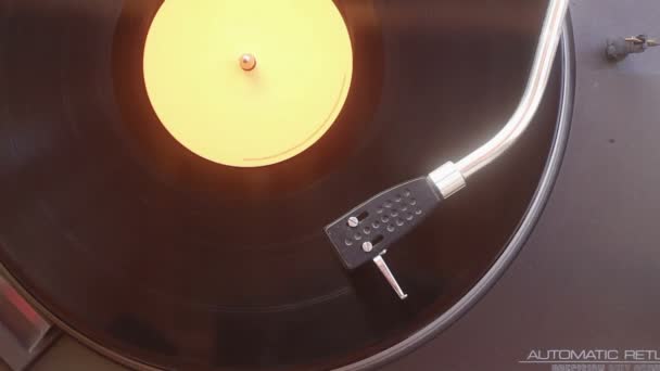 クリッピングパス付きの古いビニールレコード Turntable Vinyl Record Playing Top View — ストック動画