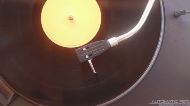 Kırpma yolu olan eski bir plak plağı. Vinil Kayıt, Çalma, Top View ile DJ Turntable