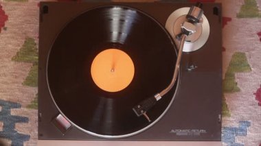Kırpma yolu olan eski bir plak plağı. Vinil Kayıt, Çalma, Top View ile DJ Turntable
