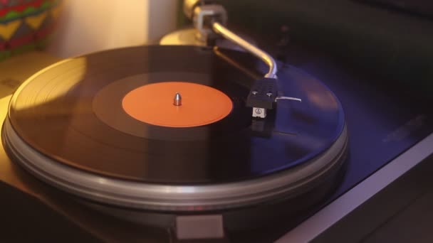 Starý Vinylový Záznam Oříznutou Cestou Turntable Vinyl Record Přehrávání Top — Stock video