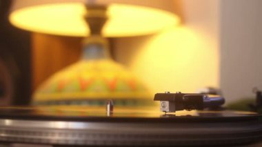 Kırpma yolu olan eski bir plak plağı. Vinil Record, Playing, Top View ile DJ Turntable. Pikabın üzerindeki iğneyi kapat.