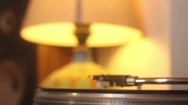 Kırpma yolu olan eski bir plak plağı. Vinil Record, Playing, Top View ile DJ Turntable. Pikabın üzerindeki iğneyi kapat.