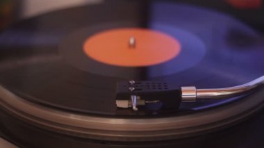 Kırpma yolu olan eski bir plak plağı. Vinil Record, Playing, Top View ile DJ Turntable. Pikabın üzerindeki iğneyi kapat.