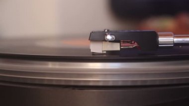 Kırpma yolu olan eski bir plak plağı. Vinil Record, Playing, Top View ile DJ Turntable. Pikabın üzerindeki iğneyi kapat.