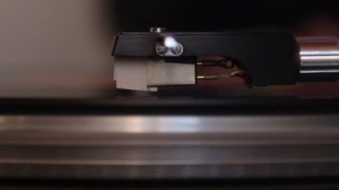 Kırpma yolu olan eski bir plak plağı. Vinil Record, Playing, Top View ile DJ Turntable. Pikabın üzerindeki iğneyi kapat.