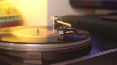 Kırpma yolu olan eski bir plak plağı. Vinil Record, Playing, Top View ile DJ Turntable. Pikabın üzerindeki iğneyi kapat.