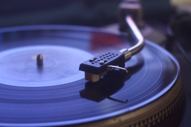 Kırpma yolu olan eski bir plak plağı. Vinil Record, Playing, Top View ile DJ Turntable. Pikabın üzerindeki iğneyi kapat.