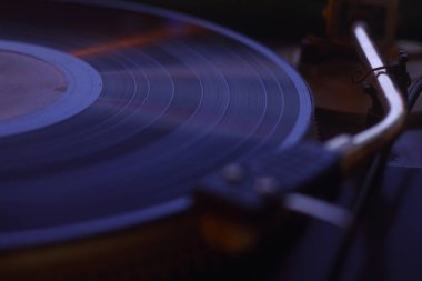 Kırpma yolu olan eski bir plak plağı. Vinil Record, Playing, Top View ile DJ Turntable. Pikabın üzerindeki iğneyi kapat.