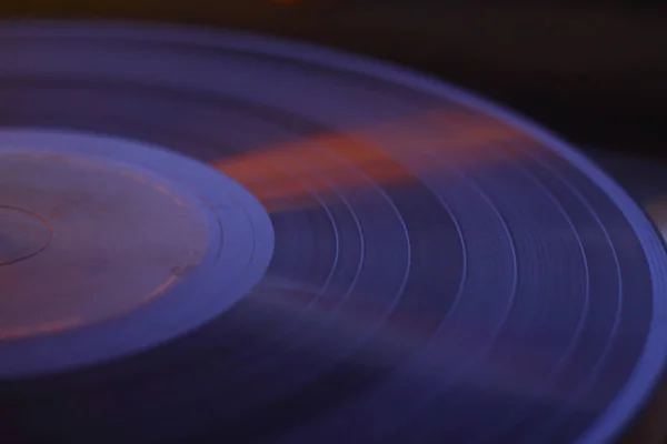 Kırpma yolu olan eski bir plak plağı. Vinil Record, Playing, Top View ile DJ Turntable. Pikabın üzerindeki iğneyi kapat.