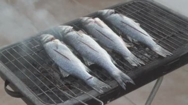 Izgarada taze balık tüttürdüm. Ateşte Dört Balık