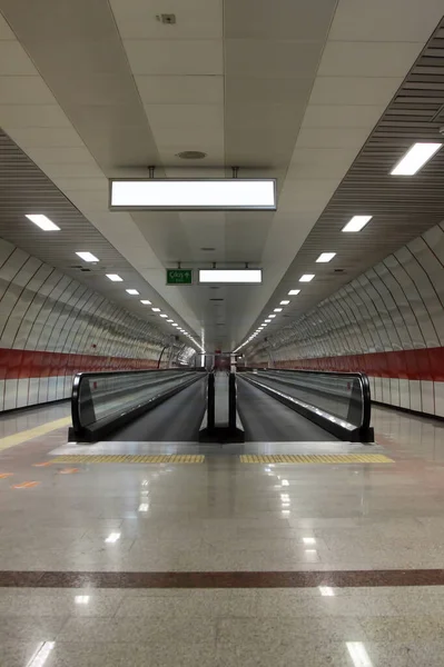 Escaleras Mecánicas Movimiento Estación Metro Pasarela Con Cartelera Blanco Situada —  Fotos de Stock