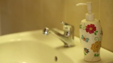 Enfeksiyonu önlemek için çocuğun evde sabunla ellerini yıkamasına yakın çekim. Coronavirüsü önlemek için el yıkama (Covid-19) Enfeksiyonu.