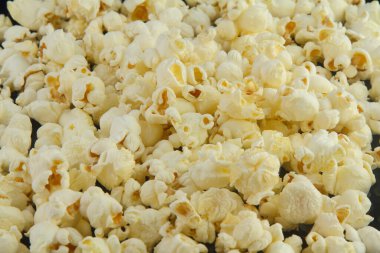 Arkaplan için siyah arkaplan üzerinde patlamış mısır uygulaması